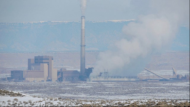 <p>Operação de fracking em usina de energia a carvão em terra pública federal no estado de Utah (Foto: WildEarth Guardians/Flickr)</p>