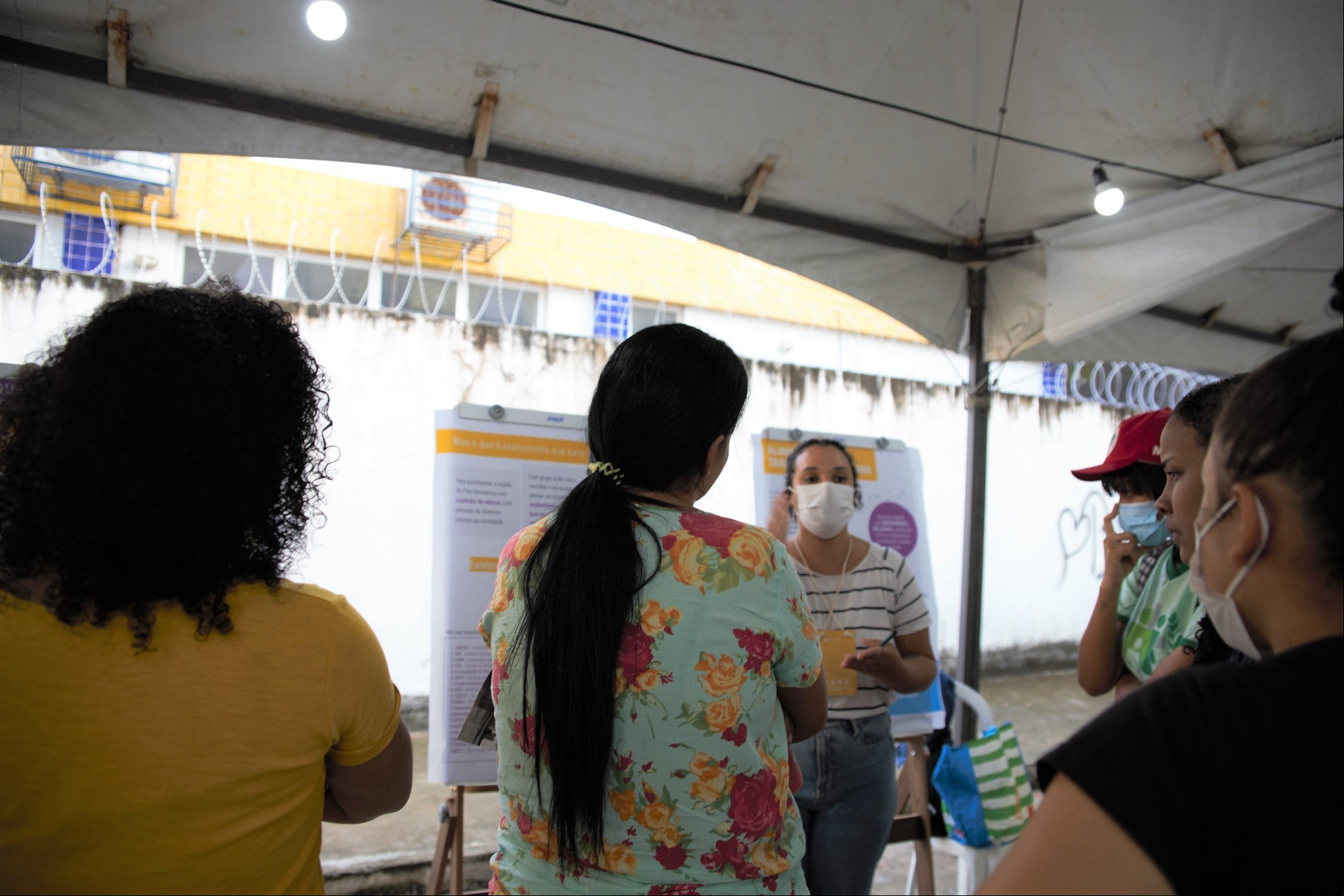 Mulheres discutem soluções urbanísticas na Comunidade do PIlar, em Recife.