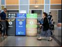 lixeiras de diferentes tipos de lixo em aeroporto