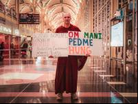 "Om Mani Pe Hung": Manifestante durante Rally para Refugiados no Aeroporto Nacional Ronald Reagan, em Washington (EUA), em fevereiro (Foto: Geoff Livingston/Flickr)