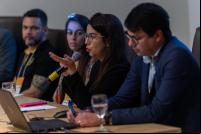 pessoas em mesa de debate