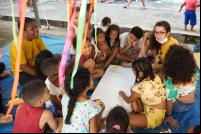pessoas, incluindo crianças, durante oficina de participação em Recife