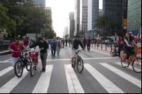 ciclistas e pedestres na avenida Paulista, em São Paulo