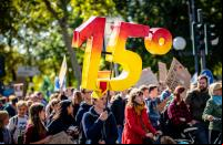 pessoas em protesto por ações pelo clima