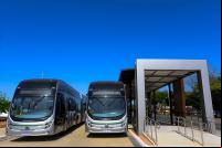 dois BRTs elétricos lado a lado