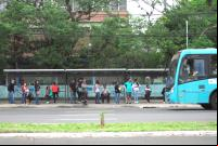 pessoas em ponto de ônibus