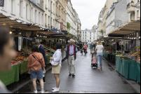 homem caminhando por paris