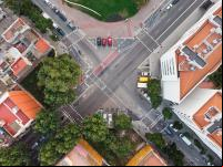 vista aérea de cruzamento de ruas com ciclofaixas