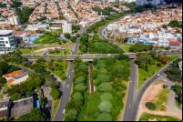 vista aérea de Campinas, com área verde e prédios