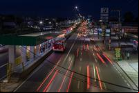 imagem noturna de rua com carros em alta velocidade
