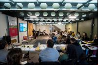 pessoas reunidas assistindo a apresentação de um projeto