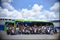 pessoas em frente a ônibus elétrico