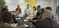 grupo de pessoas discute em torno de mesa