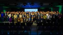 centenas de pessoas reunidas no palco do evento