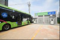 ônibus elétrico ao lado de carregador em Salvador