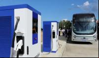 ônibus elétrico ao lado de carregadores
