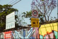 imagem de placa de trânsito informando limite de 30 km/h