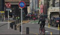 homem pedala ciclovia nova avenida corrientes buenos aires