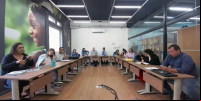 pessoas reunidas em uma sala de reunião