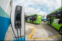 ônibus elétrico ao lado de carregadores