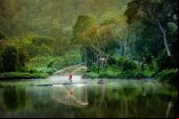 homem pesca no lago gunung na indonesia