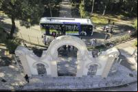 ônibus elétrico em frente a um monumento