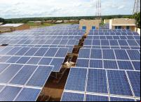 homem negro em país africano em meio a dezenas de paineis solares