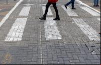 pedestres atravessando rua
