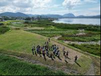 pessas reunidas em grande parque natural no meio da cidade