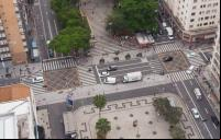 vista aérea de cidade com caminhões ao centro de intersecção