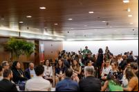 reunião com muitas pessoas sentadas conversando sobre projetos
