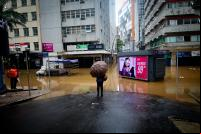 Mesmo enfrentando a falta de luz e água, moradores da região voltam para suas casas, enquanto comerciantes recorrem a barcos na tentativa de recuperar produtos que tenham escapado dos estragos causados pela pior tragédia climática já registrada no Rio Grande do Sul