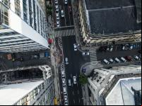 imagem aérea de rua com carros estacionados de forma organizada
