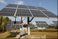 homem em uganda próximo a  de energia solar