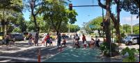crianças atravessam a rua