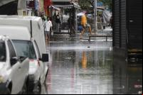 Moradores e comerciantes da comunidade de Rio das Pedras, zona oeste da cidade, sofrem com alagamentos devido às chuvas intensas que causaram estragos em vários pontos do Estado do Rio de Janeiro.