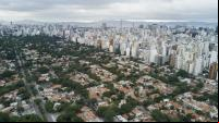 vista aérea de São Paulo com divisão clara entre bairros de casas e bairros adensados, com muitos prédios