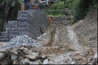 homens trabalham em obras de contenção de encostas