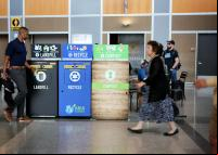 lixeiras de diferentes tipos de lixo em aeroporto