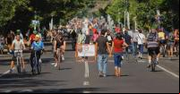 Pedestres e ciclistas em um domingo na Via RecreActiva (foto: Photo: Via RecreActiva Guadalajara)