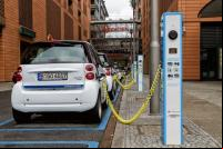 veículo elétrico em estação de recarga na Alemanha