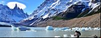 imagem de homem examinando lago congelado próximo a cordilheira dos andes