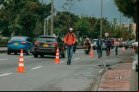 imagem mostra ciclista em ciclovia de emergência em bogotá colômbia