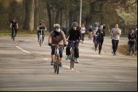 pessoas andando de bicicleta com máscaras covid-19