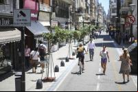 rua de buenos aires acolhedora para pedestres e ciclistas