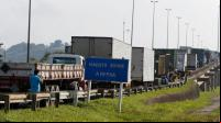 Paralisação dos caminhoneiros na Rodovia Presidente Dutra, no Rio de Janeiro (foto: Tânia Rêgo/Agência Brasil)