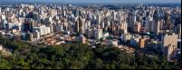 imagem aérea de campinas mostra florestas e paisagem urbana