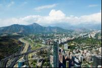 Imagem aérea de Santiago com a cordilheira dos Andes ao fundo