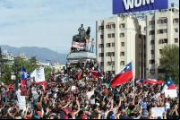 Manifestantes se reúnem na Plaza Baquedano, em Santiago (foto: Carlos Figueroa/Wikimedia Commons)
