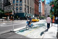 Ciclista idoso utilizando infraestrutura segura em Nova York 